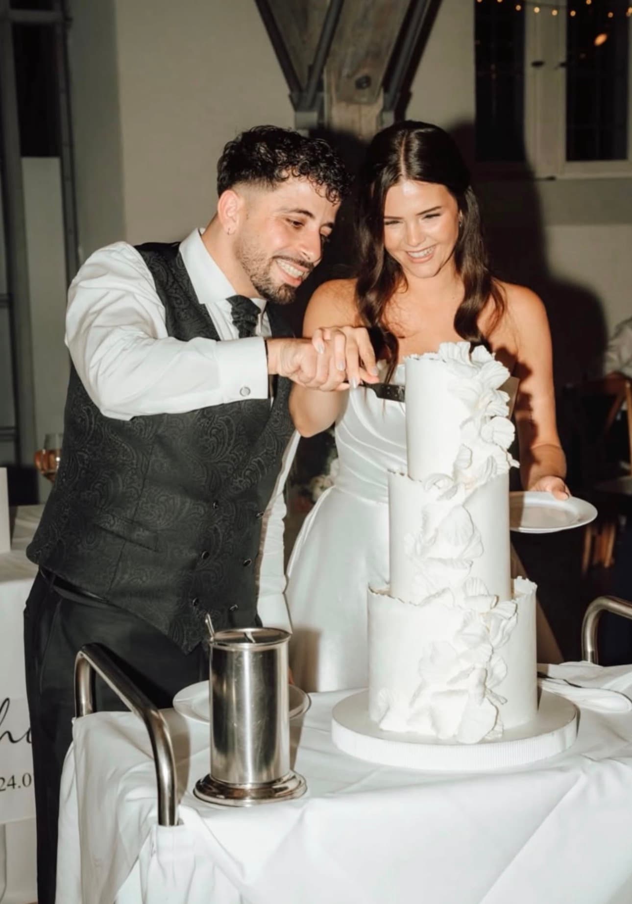 Brautpaar schneidet die weiße Hochzeitstorte von Katrin Cake an
